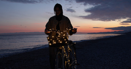 Passeggiata in bicicletta vicino al mare ai tempi del coronavirus