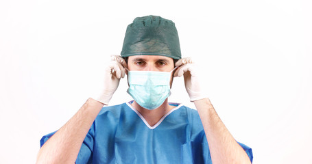 Fototapeta na wymiar Medico fa la dimostrazione di come va indossata la mascherina