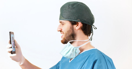 Medico fa una diretta sul suo telefonino