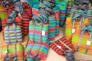 Fototapeta premium Nylonowa torba na koszyk Torba rybaka z siatki na Tajwanie Kolorowe torby na zakupy na sprzedaż na ulicy Dihua w Tajpej na Tajwanie