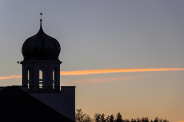 Eine Silluette von einem Turm von einer Kirche