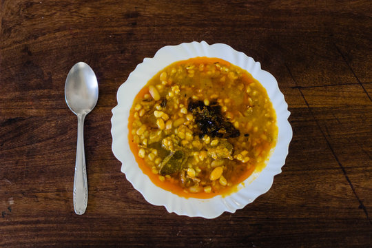 Plato de locero sobre una mesa