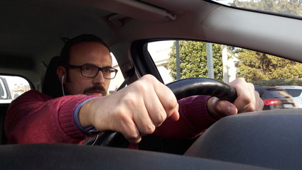 Uomo alla guida dell'auto - tassista