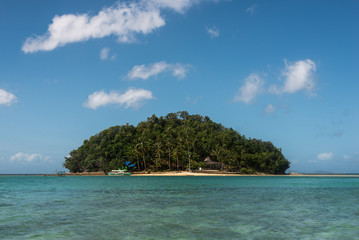 Isla tropical con palmeras en las costas de Siargao, Filipinas.