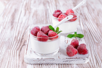 Yogurt dessert with frozen strawberries