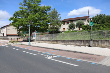 Fototapeta na wymiar Parking extérieur zone bleue , ou stationnement gratuit à durée limitée avec disque horaire - Ville de Corbas - Département du Rhône - France