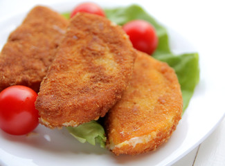 Breaded cheese with tomatoes and lettuce