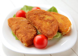 Breaded cheese with tomatoes and lettuce