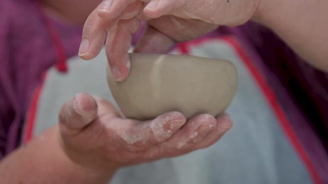 H&auml;nde formen eine Schale aus Ton
