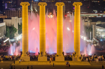 Columnas antiguas  arquitectónicas iluminadas en el parque urbano de Montjuic de Barcelona al...