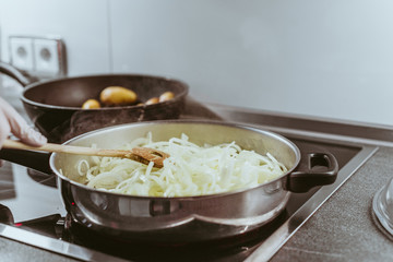 zwiebeln in der pfanne anbraten