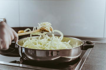 zwiebeln in der pfanne anbraten