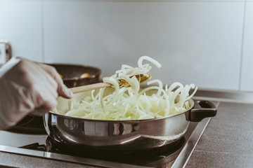 zwiebeln in der pfanne anbraten