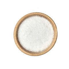 Sól w małej miseczce z drewna na białym tle