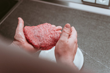 zubereitung vom patty aus reinem rinderhackfleisch für den burger