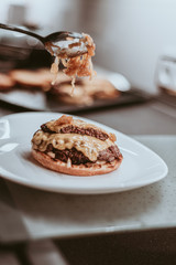 saftiger selbstgemachter cheeseburger aus reinem rinderhackfleisch