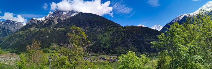 Fototapeta na wymiar Panorama in canton Uri, Switzerland with swiss Alps and clouds