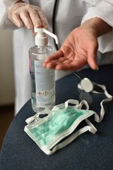 Distributeur à pompe de gel hydroalcoolique