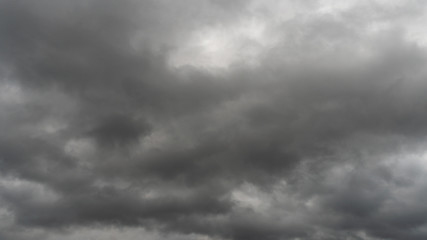 Obraz premium szare chmury deszczowe. Pogoda przed deszczem. Czekam na burzę i grzmoty.