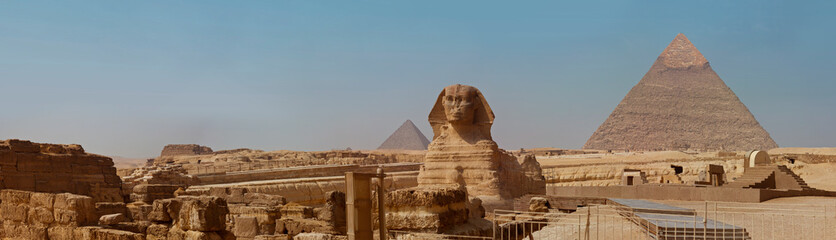 Fototapeta na wymiar Panoramic view of the Sphinx with the pyramids