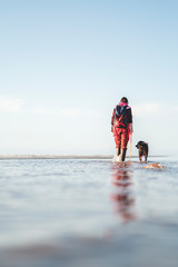 Frau und Labrador gehen Gassi an der Nordsee