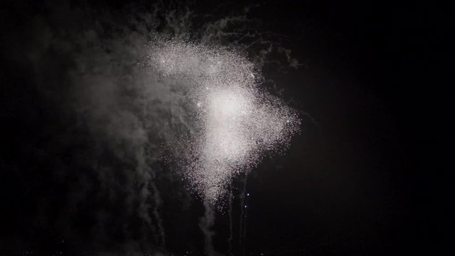 Espectaculo de fuegos artificiales en la ciudad 