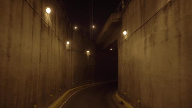 Pasadizo nocturno en la ciudad