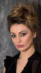 Fototapeta premium Portret Pięknej Kobiety na złotym tle