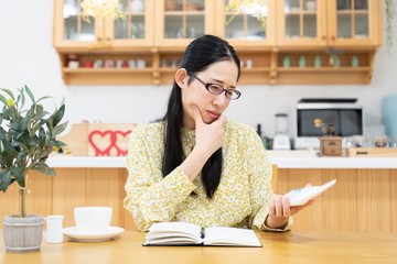 電卓を使う女性