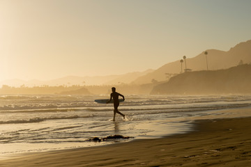 Fototapeta na wymiar Le surfeur de Pismo beach en Californie 