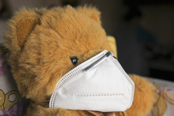 Coronavirus child: teddy bear with mask - 345417288