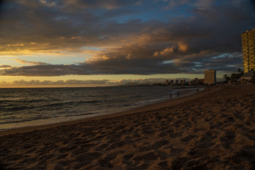 Obraz premium Atardecer en playa con nubes 