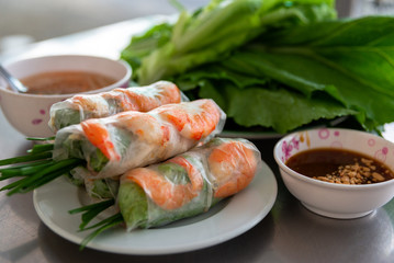 Plato de Fresh Spring Rolls  en un puesto callejero en Vietnam.