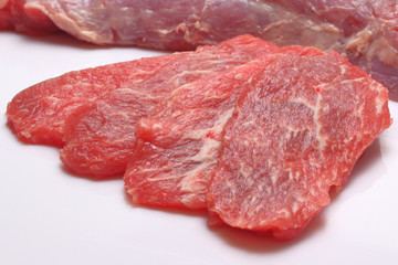 carne de ternera, colita de cuadril sobre fondo blanco.