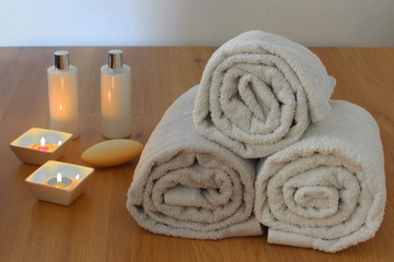 Fototapeta na wymiar toallas limpias para hoteles, gimnasios, spa.