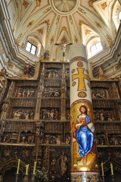 Retablo de monasterio con cirio pascual sobre el altar