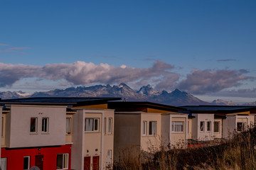 Barrio en la montaña con linda vista