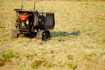 草原に置かれた小型の農具
