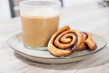 Desayuno repostería rollos de canela y café con leche