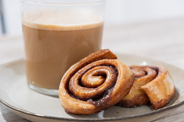 Desayuno repostería rollos de canela y café con leche