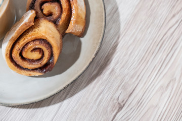 Desayuno repostería rollos de canela y café con leche