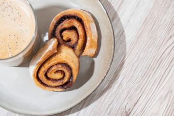 Desayuno repostería rollos de canela y café con leche