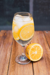 copa refrescante de limonada con hielo
