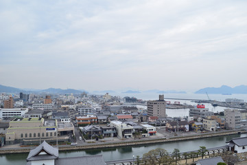 Obraz premium 今治城天守閣から見る町並み 愛媛県今治市
