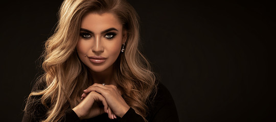 Naklejka premium Elegant woman with long wavy hair.
