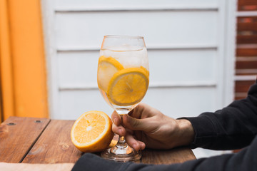mano sujetando una copa de limonada