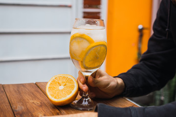 mano sujetando una copa de limonada