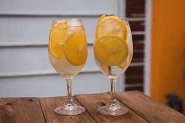 tragos hechos en casa de rodajas de naranja, vodka y hielo
