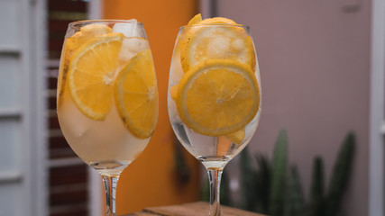 tragos hechos en casa de rodajas de naranja, vodka y hielo