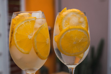 tragos hechos en casa de rodajas de naranja, vodka y hielo